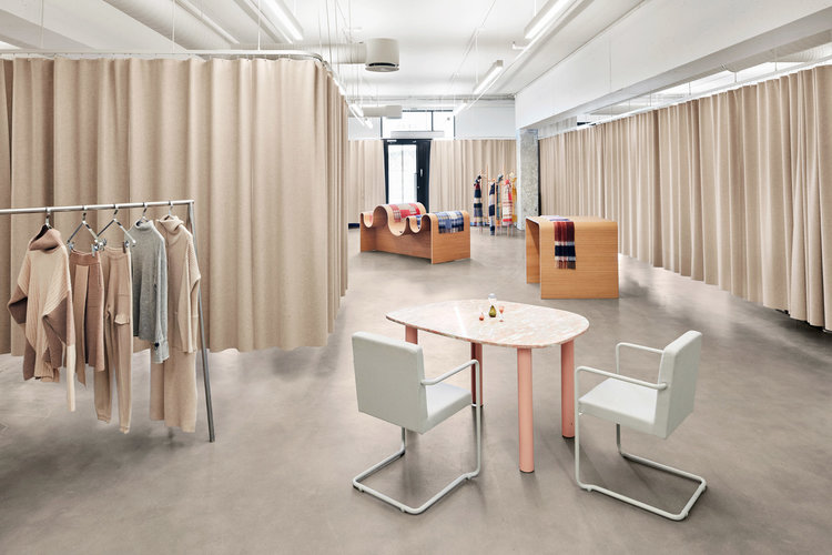 Ghé Thăm Mẫu Thiết Kế Shop Thời Trang Hiện Đại