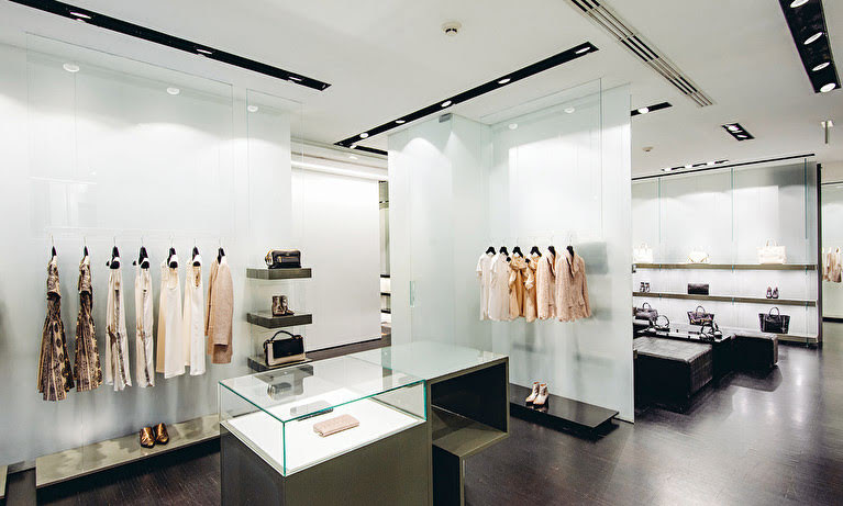 Nổi bật nhờ sự sang trọng của thiết kế shop thời trang này