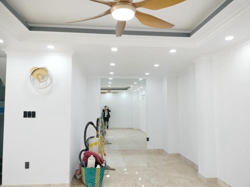 Lối đi được thiết kế rộng rãi dễ di chuyển giúp khách hàng thoải mái lựa chọn được trang phục cưới phù hợp và ưng ý