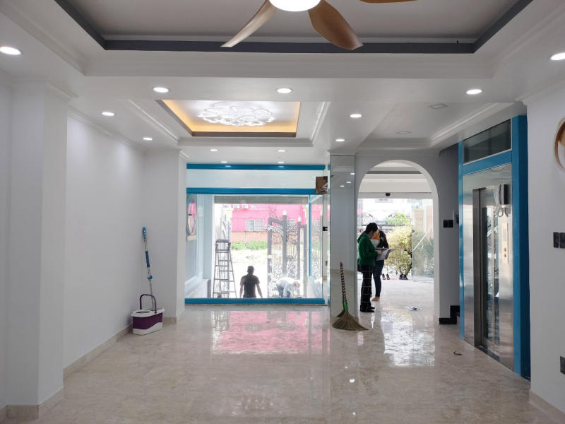 Vị trí nhìn ra mặt tiền được lắp đặt hệ thống đèn đồng thời kết hợp được với cả ánh sáng tự nhiên giúp showroom thêm rực rỡ